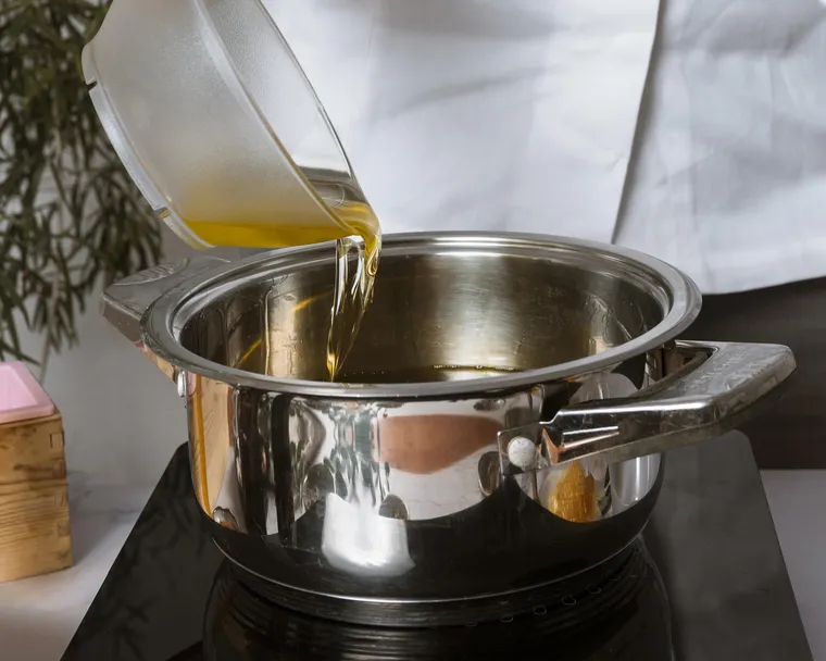 Cada litro de aceite usado reciclado puede ayudar a cuidar el ambiente y producir combustible. Foto: Fuente: Freepik
