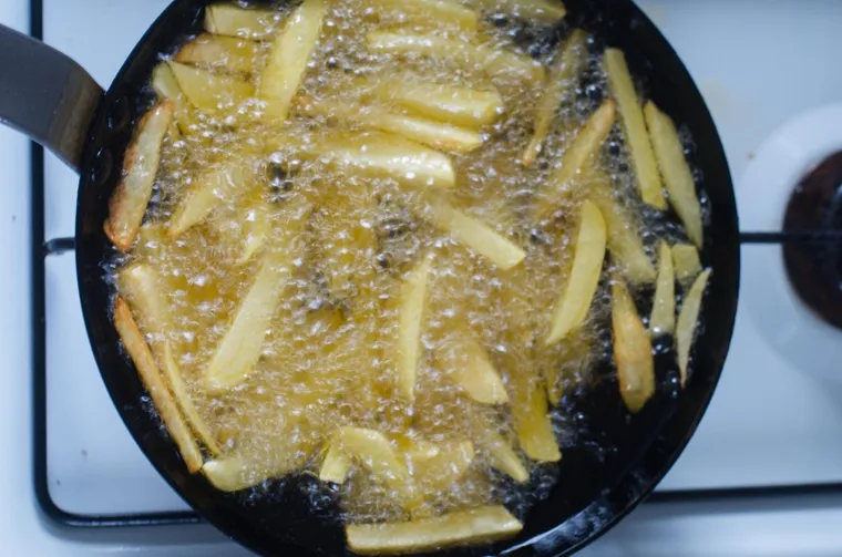 ¿Cómo descartar el aceite para freír sin destruir el ambiente ni tu salud?.